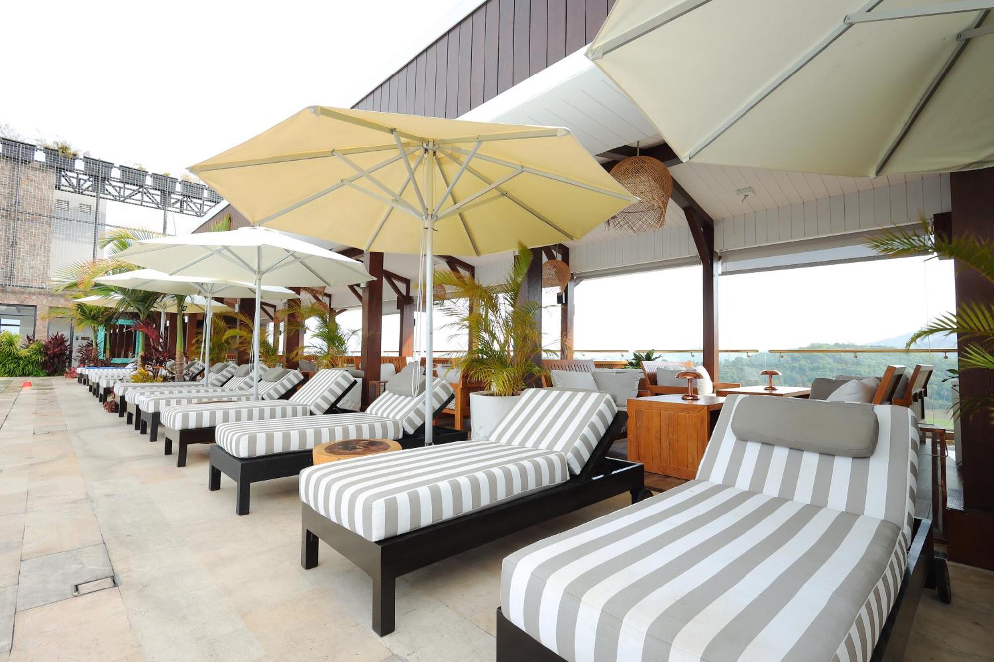 The Riyaz Lavanya Langkawi 珍南海滩 外观 照片 Rooftop pool at the hotel