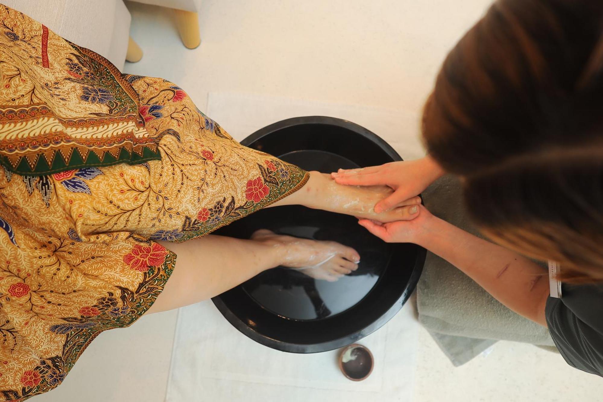 The Riyaz Lavanya Langkawi 珍南海滩 外观 照片 A woman washing the feet of a guest