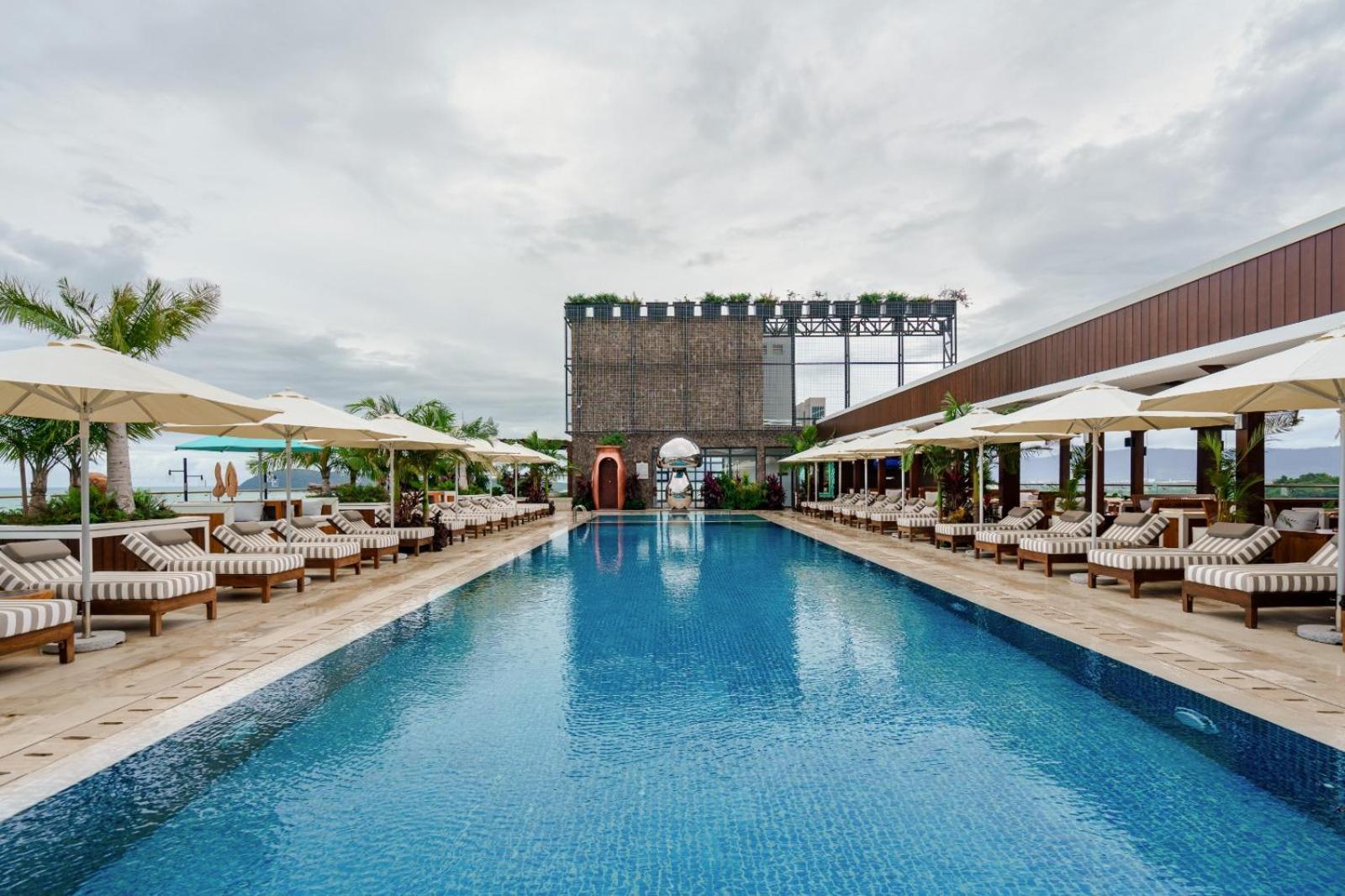The Riyaz Lavanya Langkawi 珍南海滩 外观 照片 The rooftop pool at the hotel