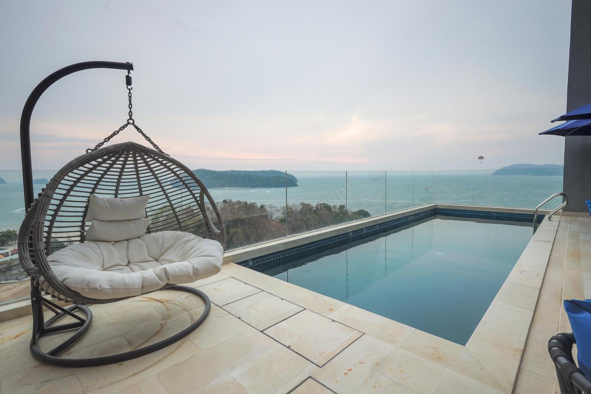The Riyaz Lavanya Langkawi 珍南海滩 外观 照片 The swimming pool at the hotel