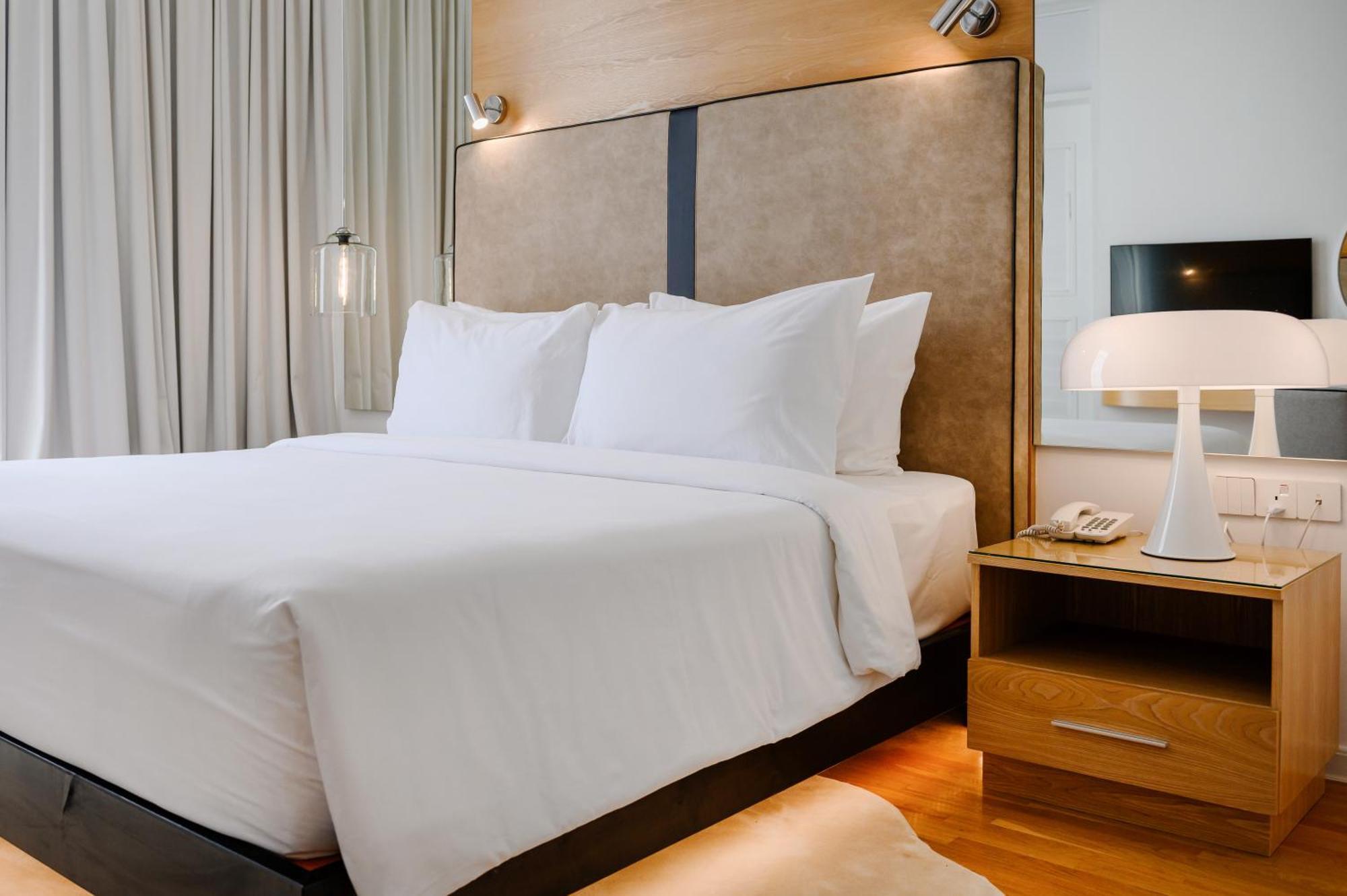The Riyaz Lavanya Langkawi 珍南海滩 外观 照片 A bed with a nightstand